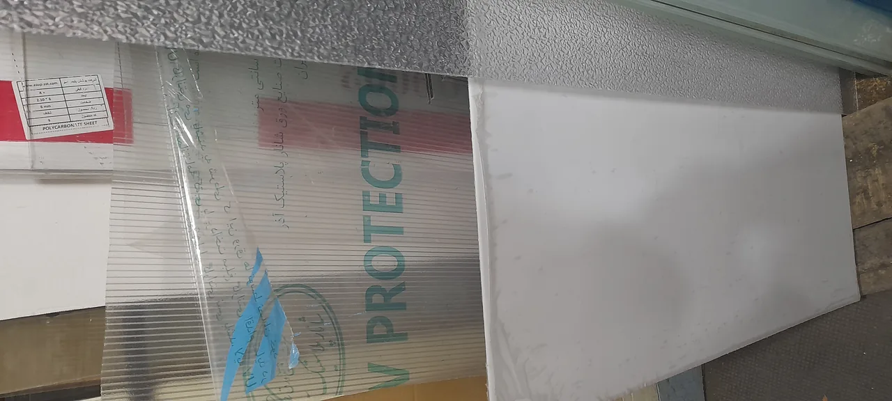 شیشه بری وقاب عکس pvc وتوری پلیسه ای کشویی وانواع طلق پلی کربنات وساده ومات شمال تهران