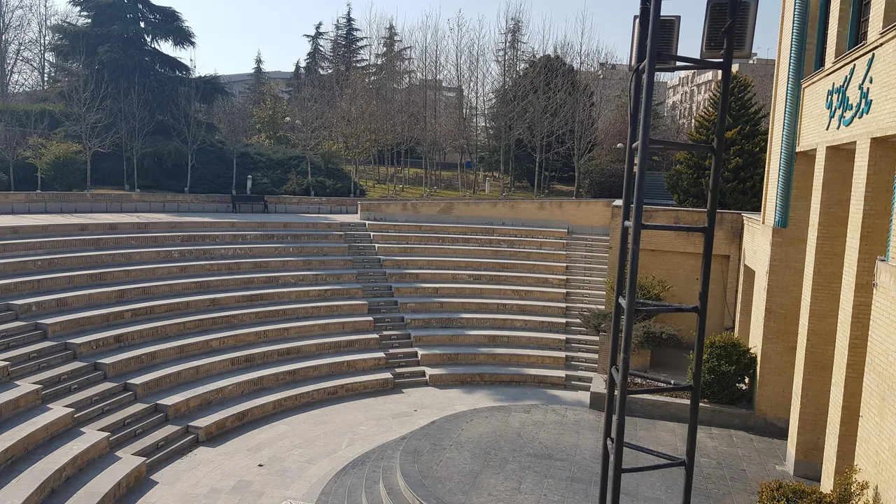آمفی تئاتر روباز گفتگو - تصویر 3