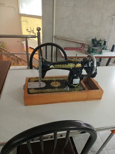 آموزشگاه خیاطی و مجتمع آموزشی میخک