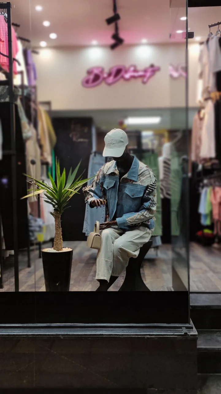پوشاک دلا - تصویر 2