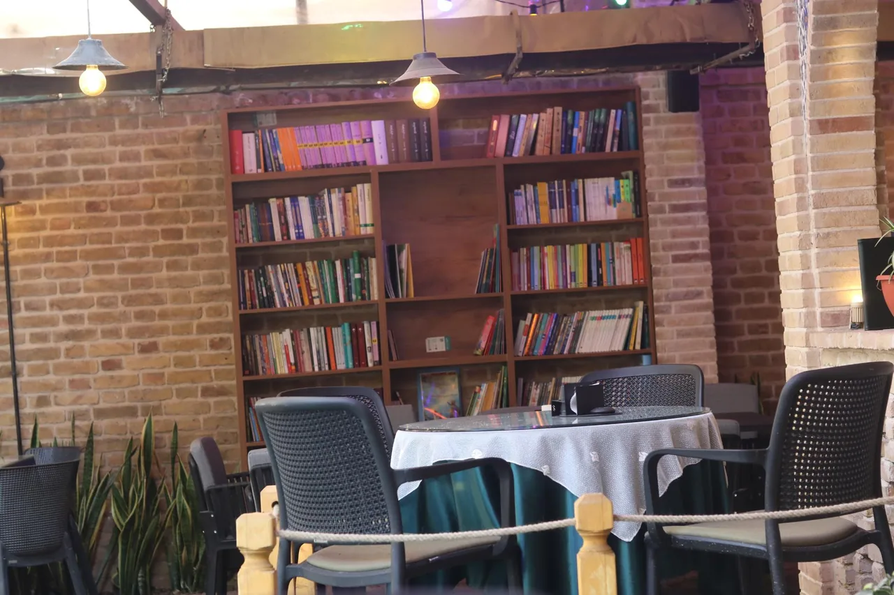 کافه کتاب انتظار - تصویر 2