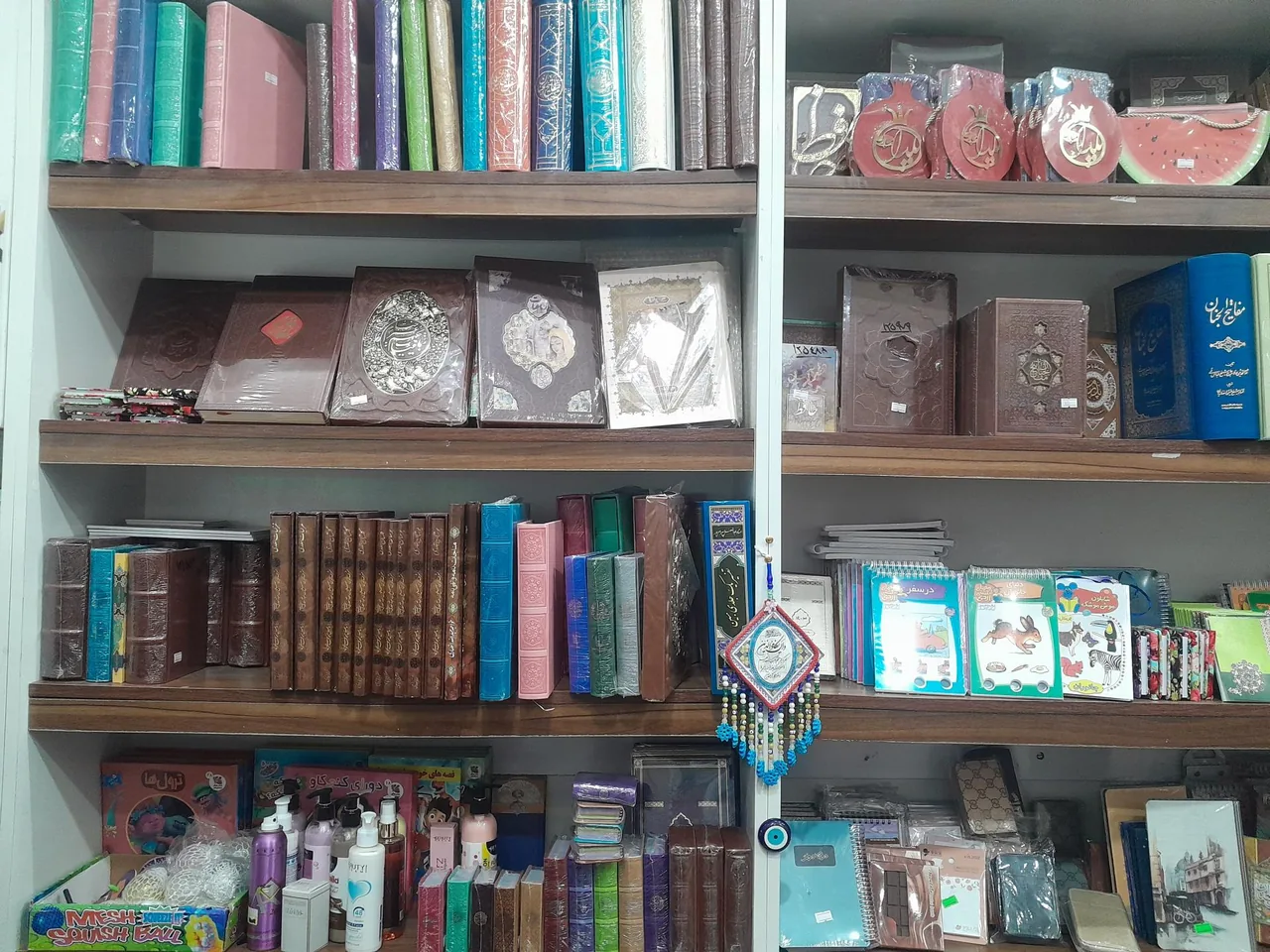 کتاب سرای سمیرا بانو - کتابفروشی و نشر در یزد - تصویر 3