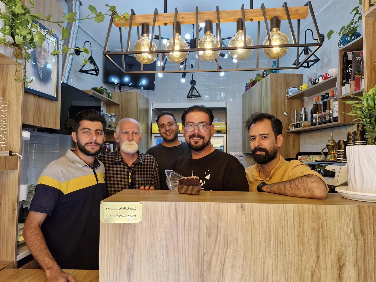 کافه بهادر - تصویر 4