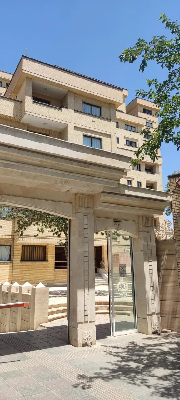 زائر سرای بانک ملی ایران - تصویر 3
