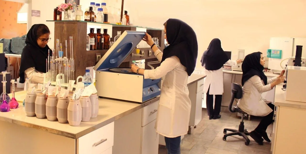 آزمایشگاه گیاه شناسی ناب دکتر هما عزیزی - تصویر 5