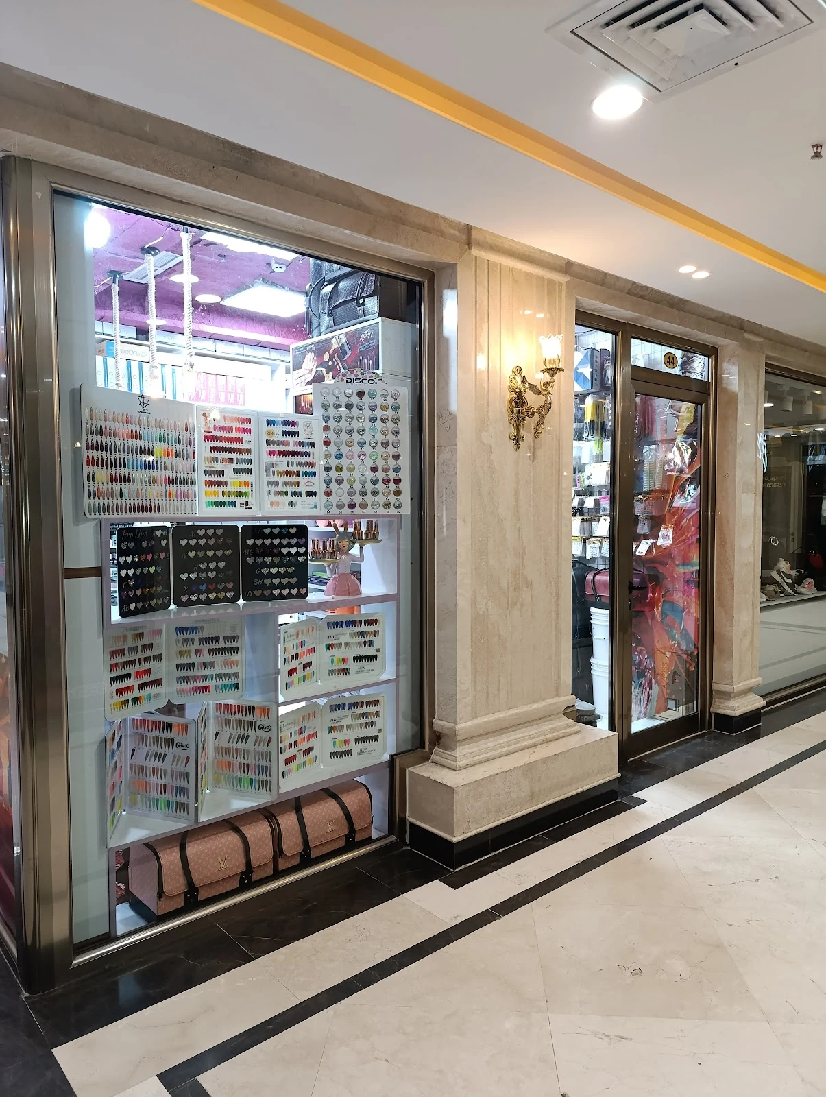 فروشگاه کاشت ناخن الین