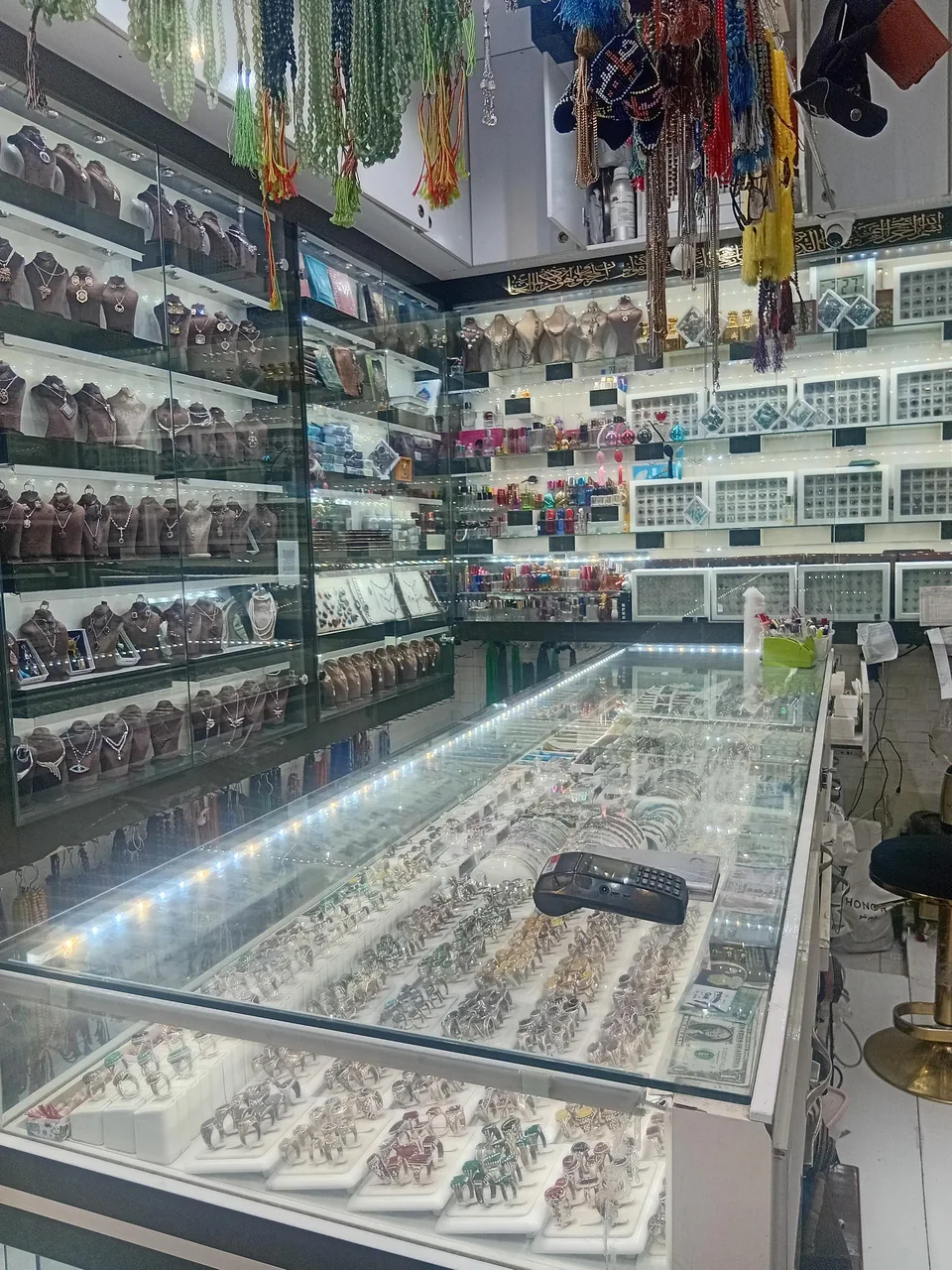 عطر و جواهرات گلچین - تصویر 3