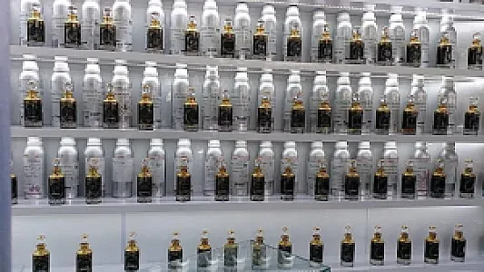 عطر قرمز (مرجع تخصصی عطر و عود)