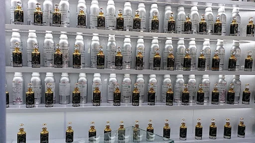 عطر قرمز (مرجع تخصصی عطر و عود)