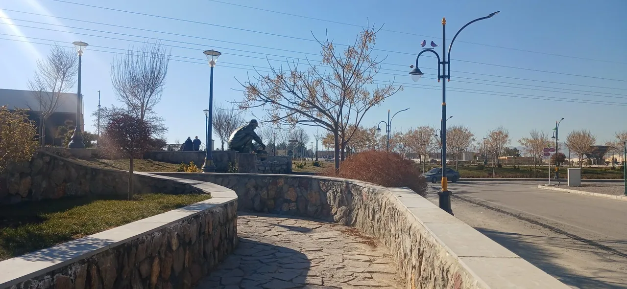 سالن درخت و گلهای باغچه - تصویر 3