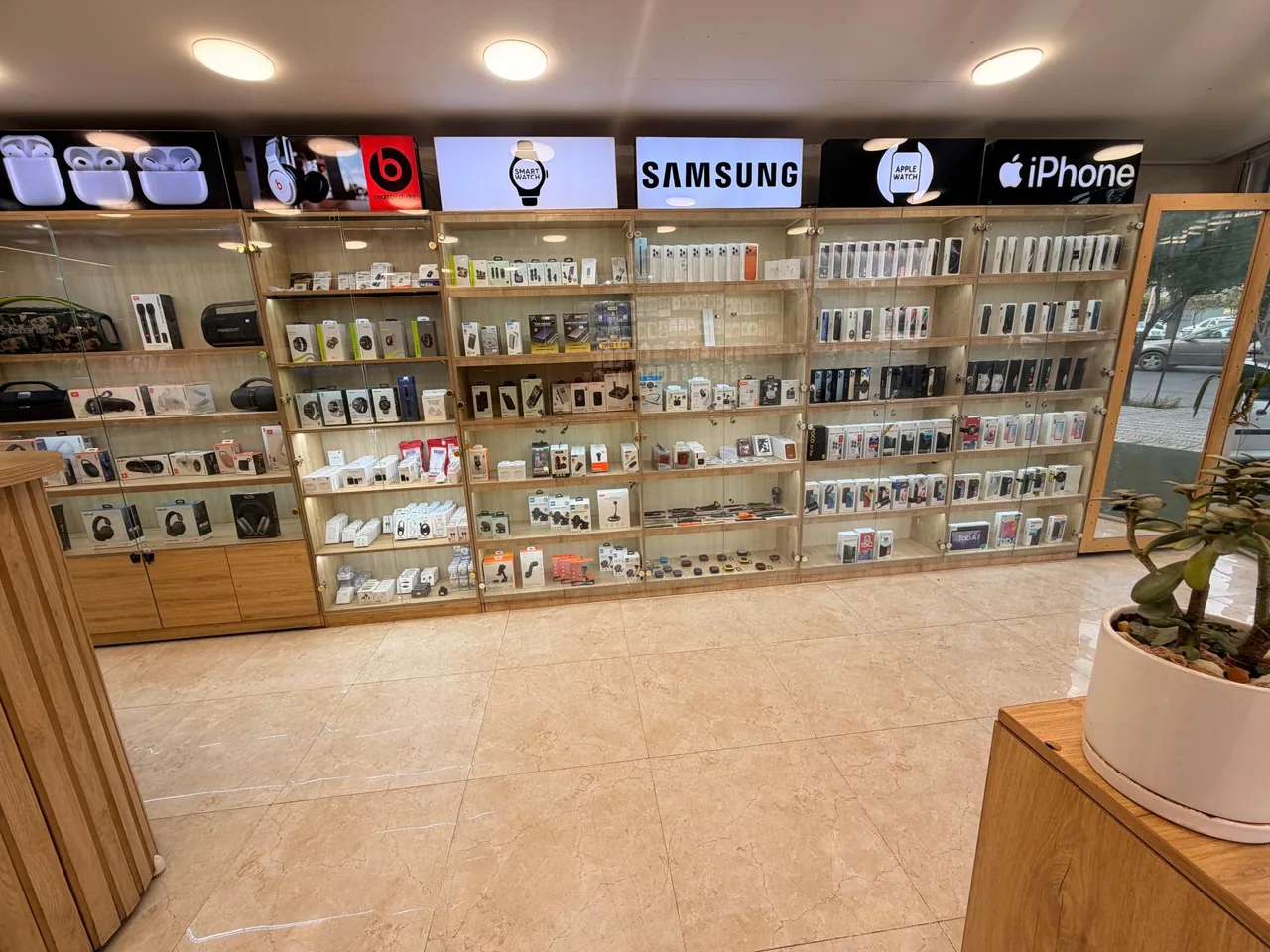 اپل استور رویال - تصویر 3