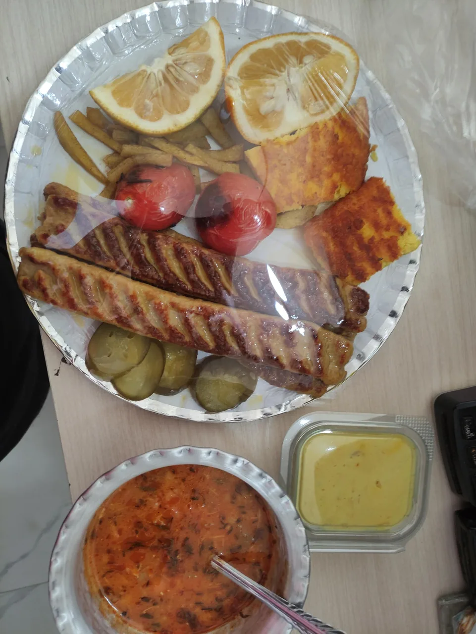 غذای بیرون بر برج - تصویر 2
