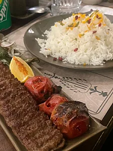 رستوران ترمه و طاووس