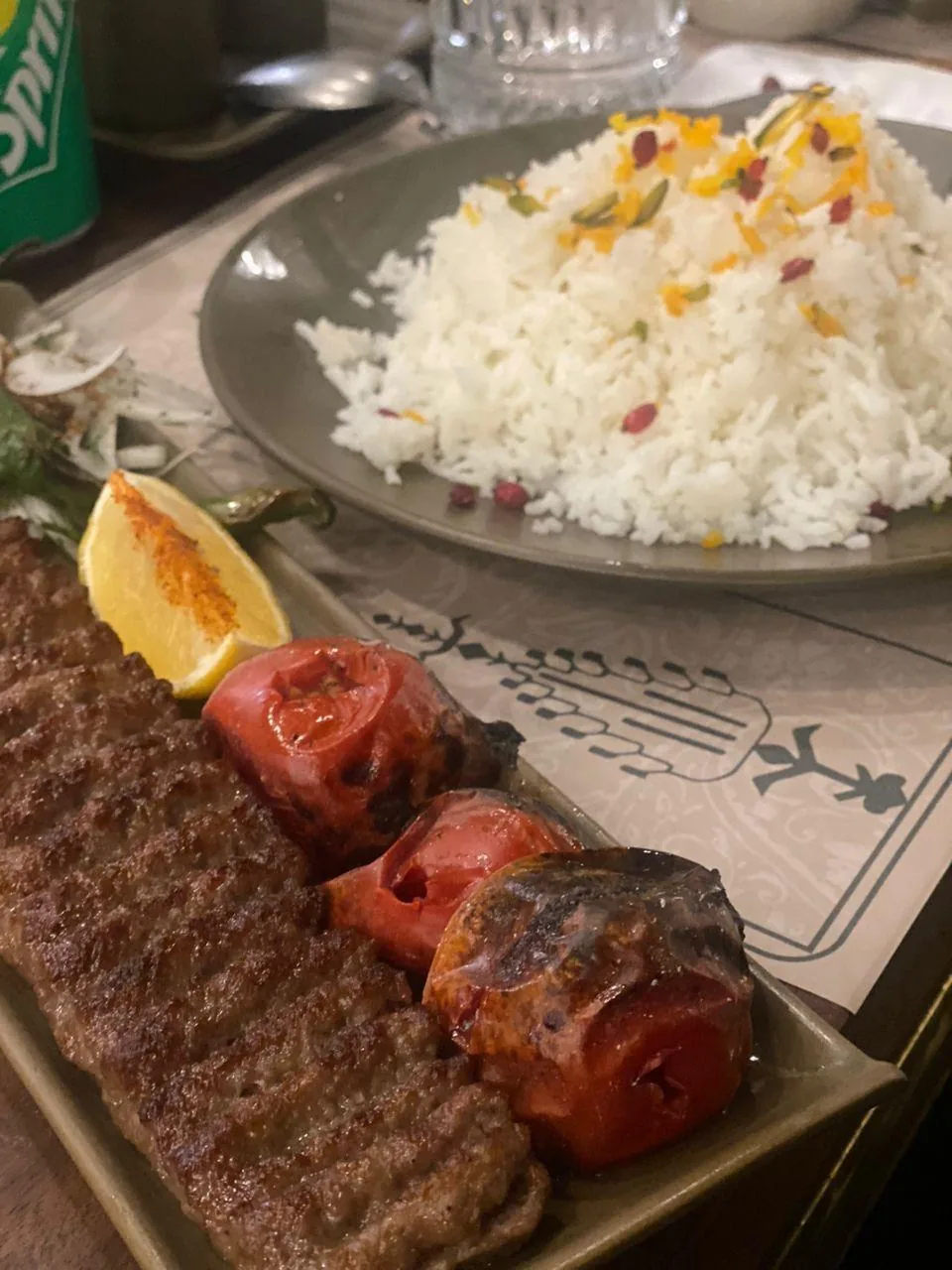 رستوران ترمه و طاووس
