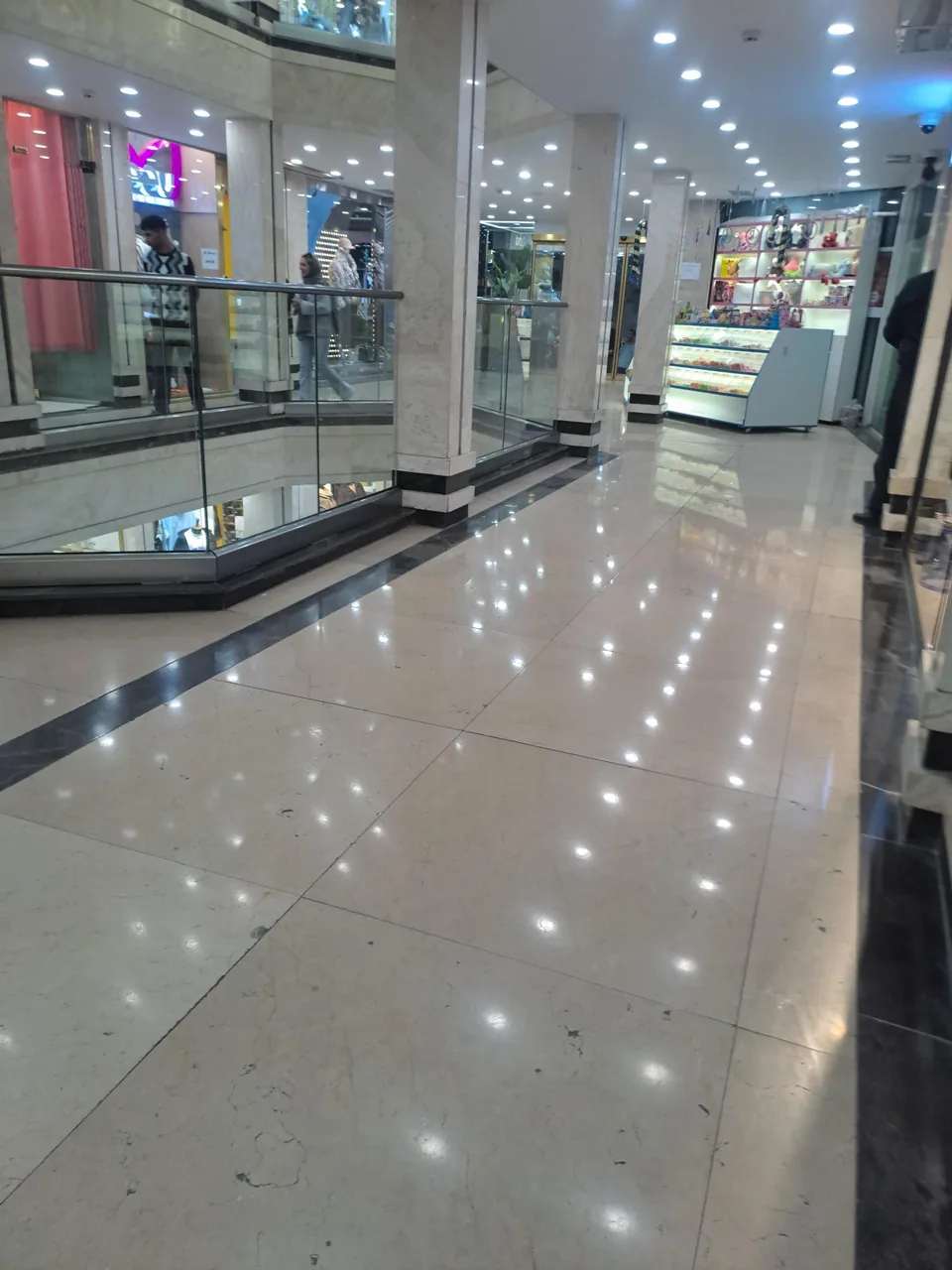 مرکز تجاری گلشهر کرج - تصویر 2