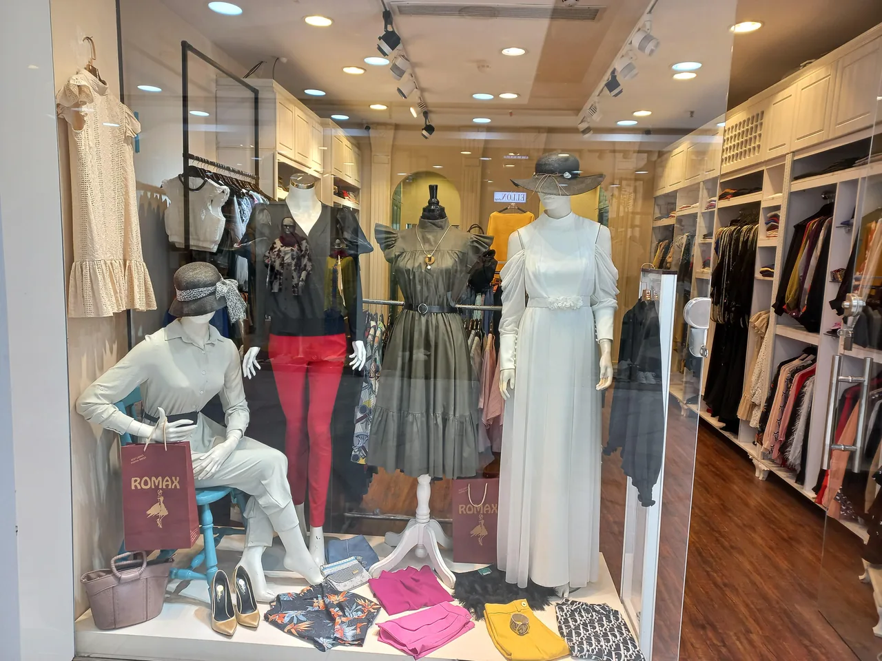 فروشگاه پوشاک بانوان رومکس شاپینگ  romax shopping