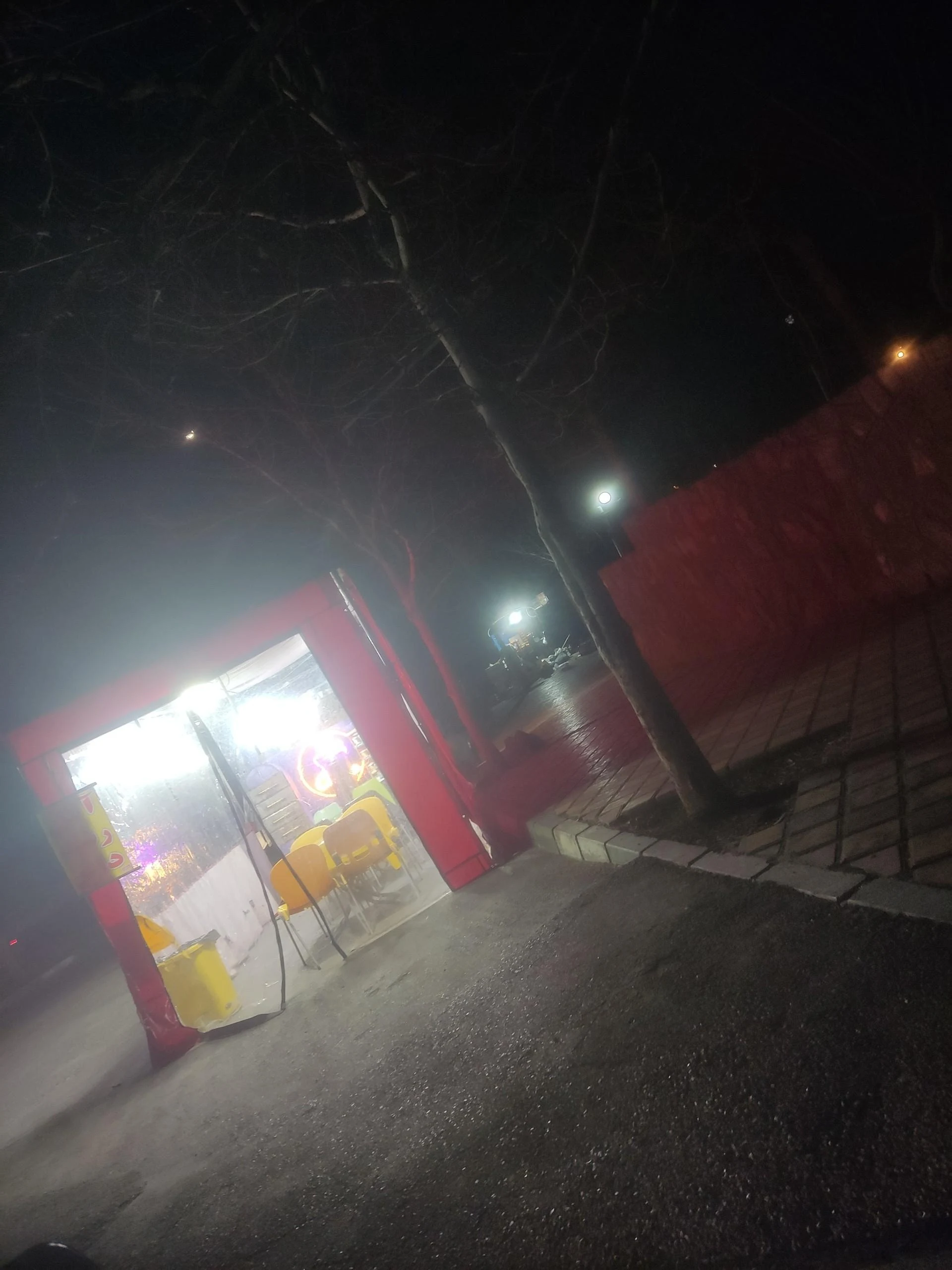 بستنی و کافی شاپ شاد