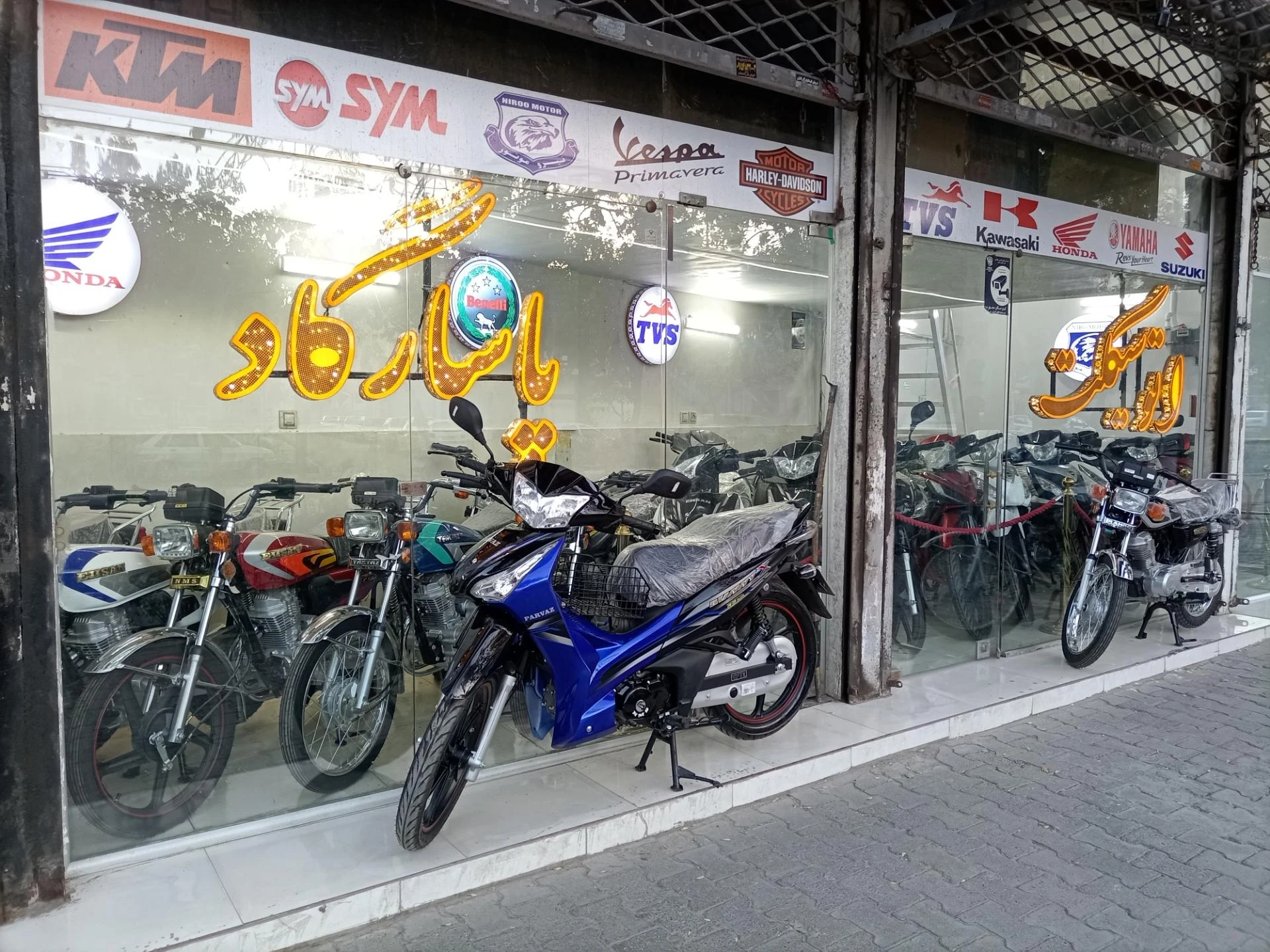 فروشگاه موتورسیکلت کریمی - تصویر 2