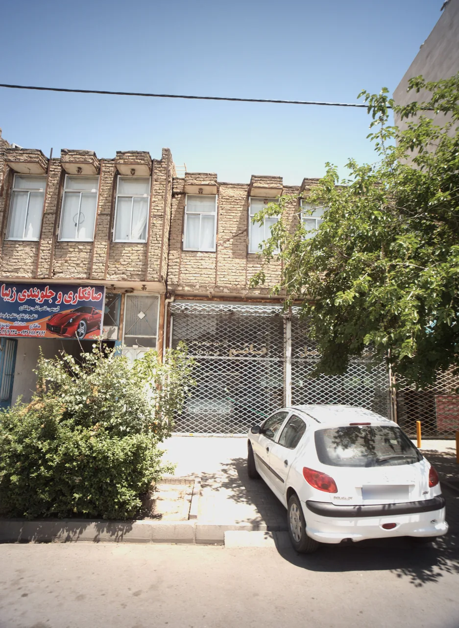 نمایشگاه اتومبیل قائم