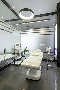 کلینیک زیبایی و کاشت مو دکتر متقی