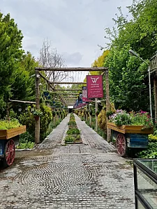 رستوران باغ منوچهری