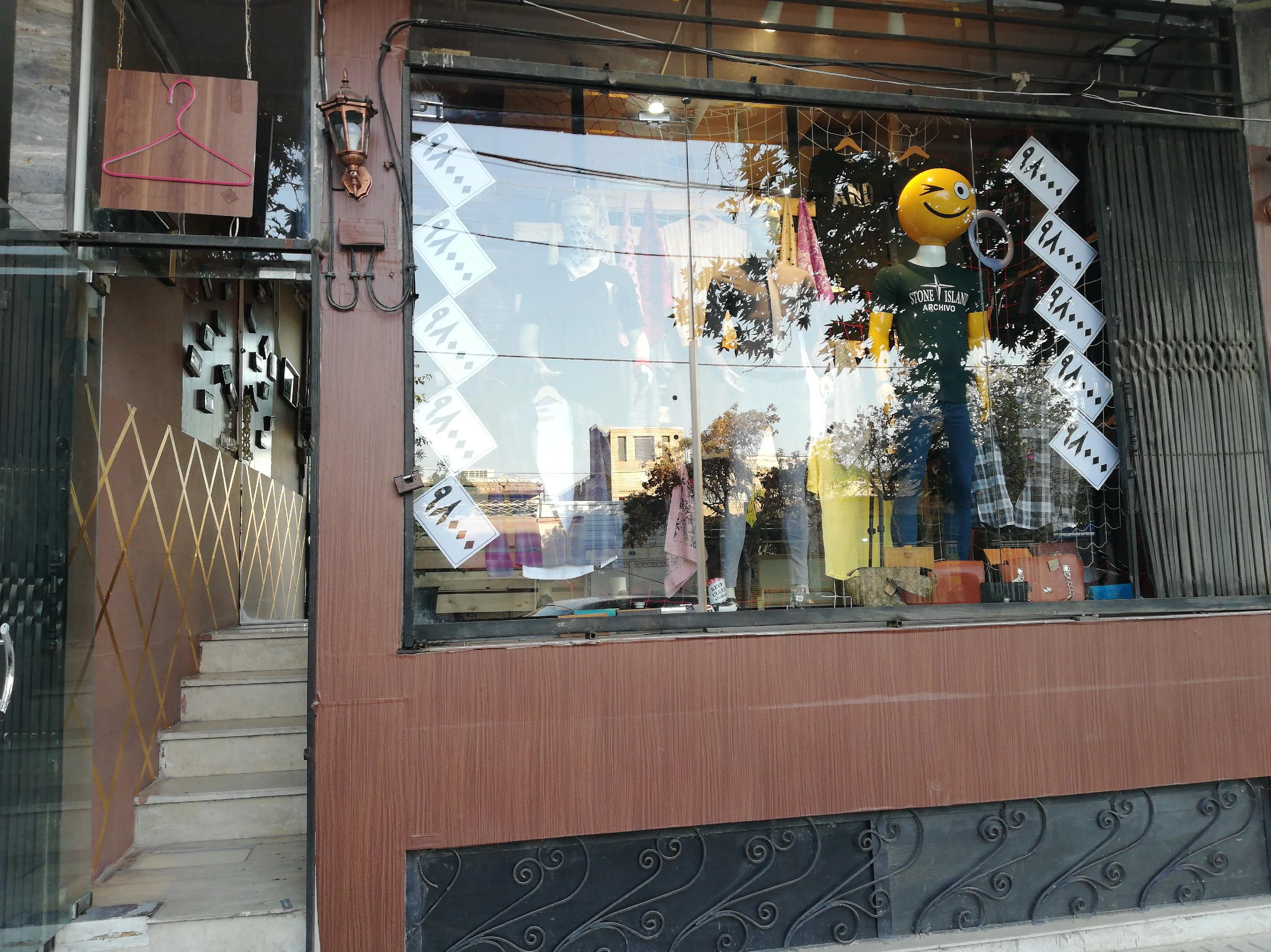 فروشگاه پوشاک M&H