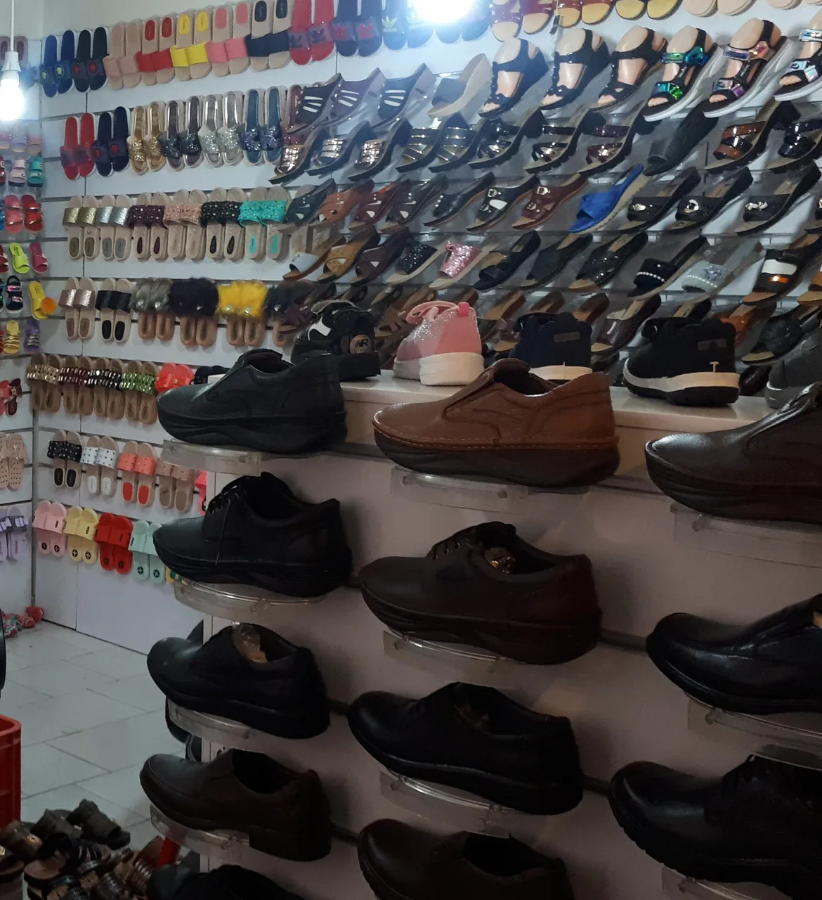 فروشگاه کفش بذرافکن