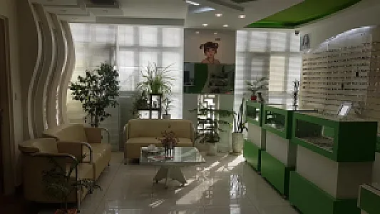 معاینه چشم و عینک بهار اپتومتریست آزرم وحیدی