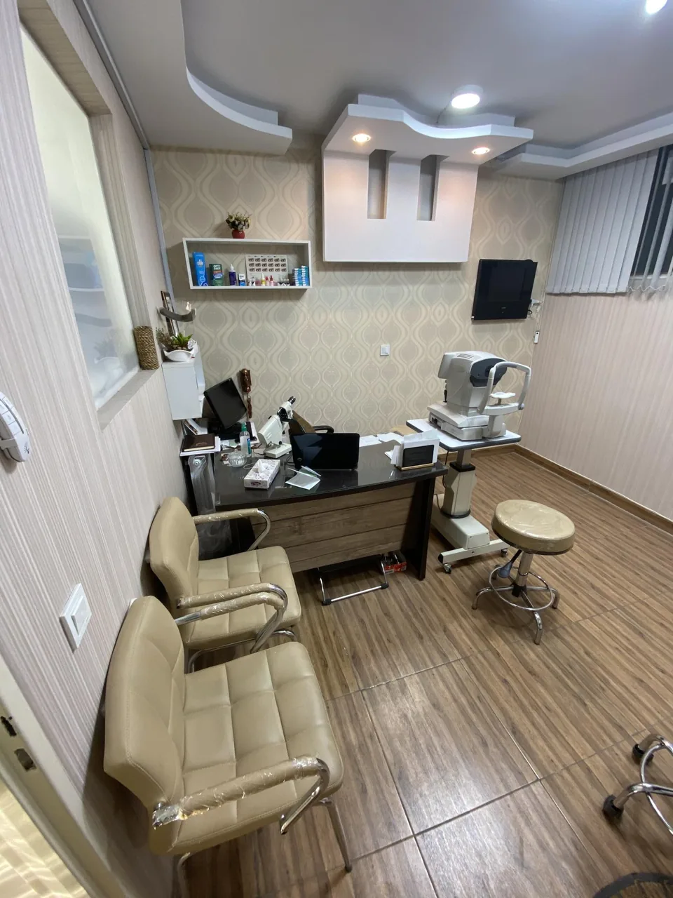 معاینه چشم و عینک بهار اپتومتریست آزرم وحیدی - تصویر 3