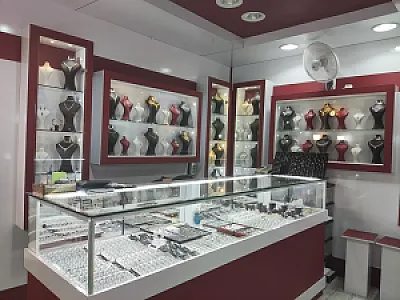 میدان نقش جهان بازار قیصریه جنب گز سلامتیان