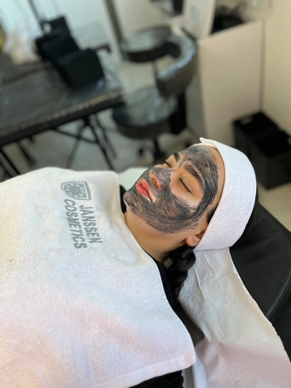 پاکسازی تخصصی پوست مریم کیانی - تصویر 2