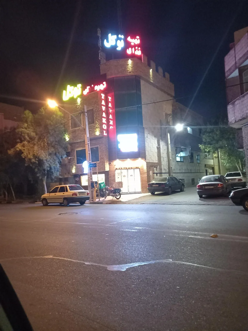 رستوران بیرون بر توکل