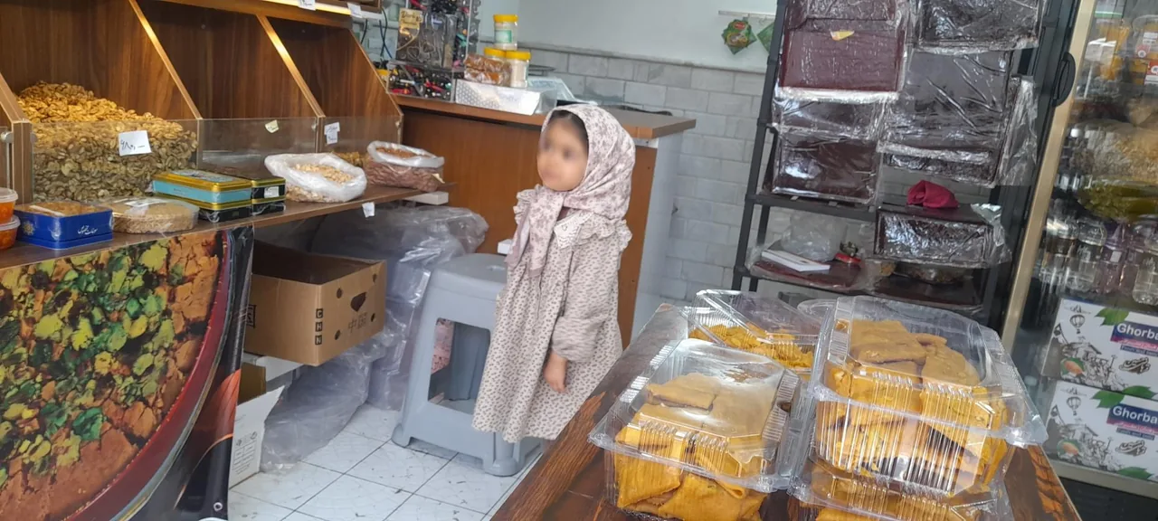 سوهان، گز و آجیل فروشی ویونا - تصویر 3