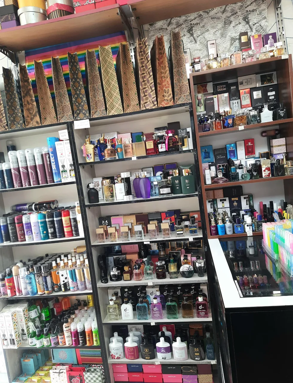 عطر هالیدی شعبه یک - تصویر 2