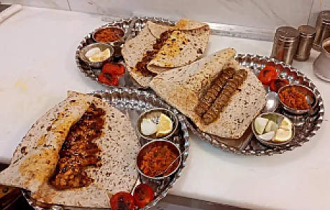 تهیه غذای علیرضا