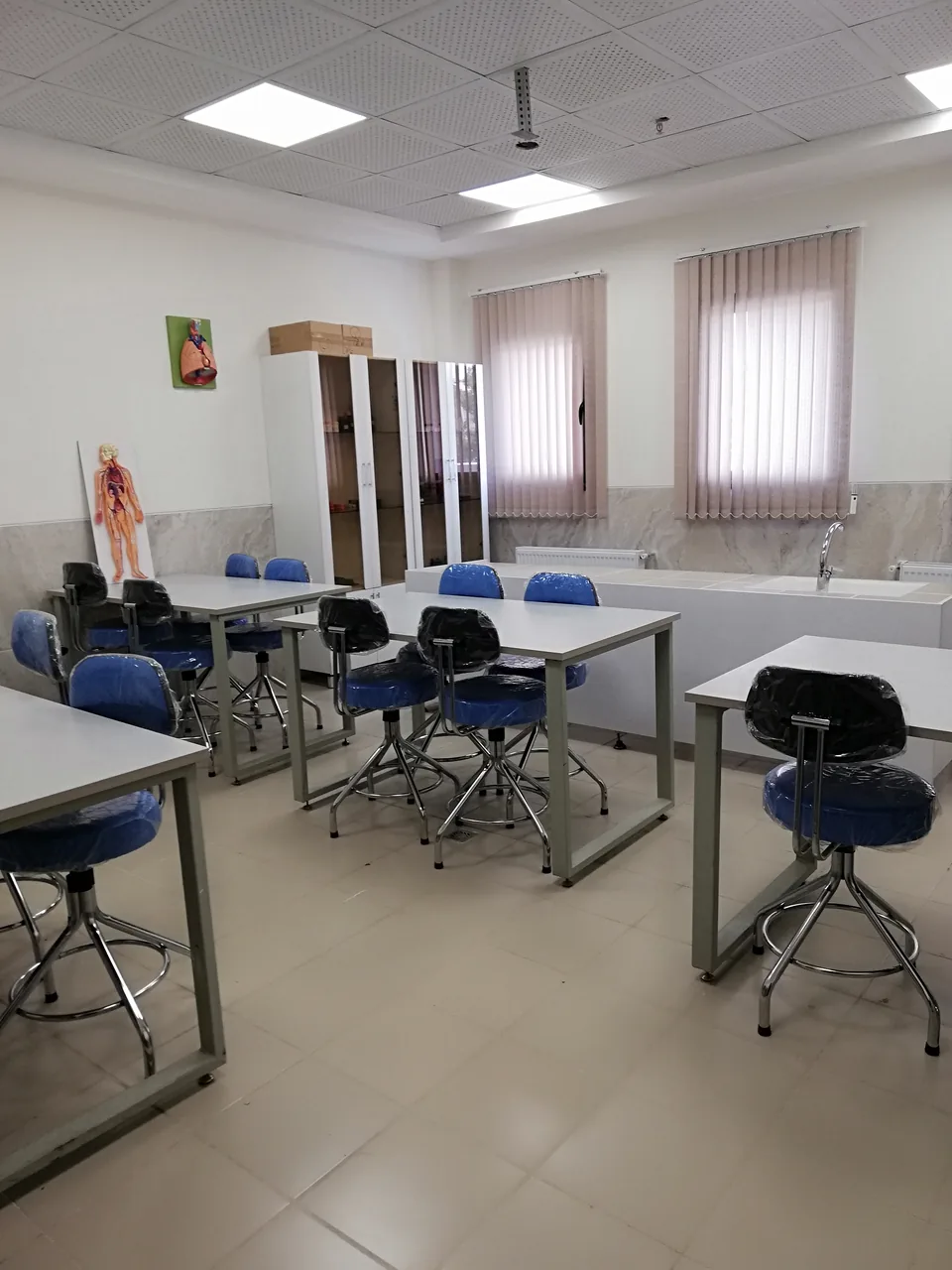 دبیرستان اقتصاد - تصویر 4