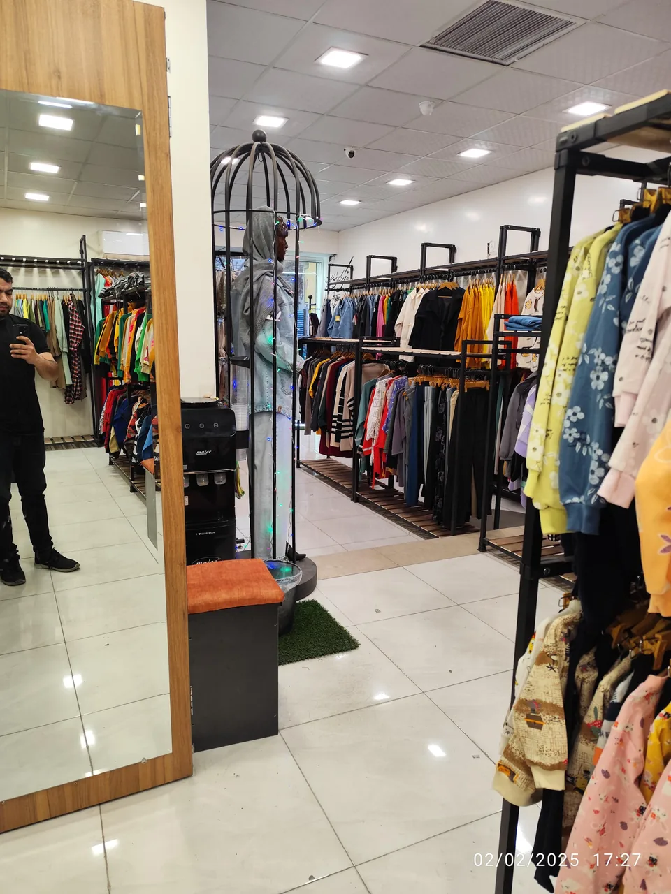 فروشگاه لباس زنانه و بچگانه آرا