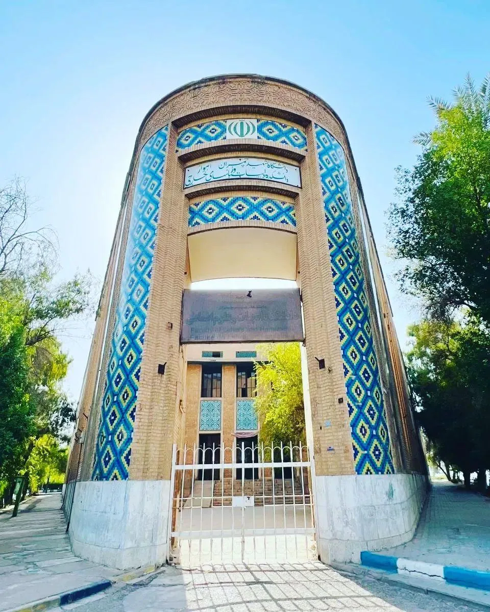 دانشکده ادبیات و زبان های خارجه (دانشگاه سه گوش) - تصویر 3
