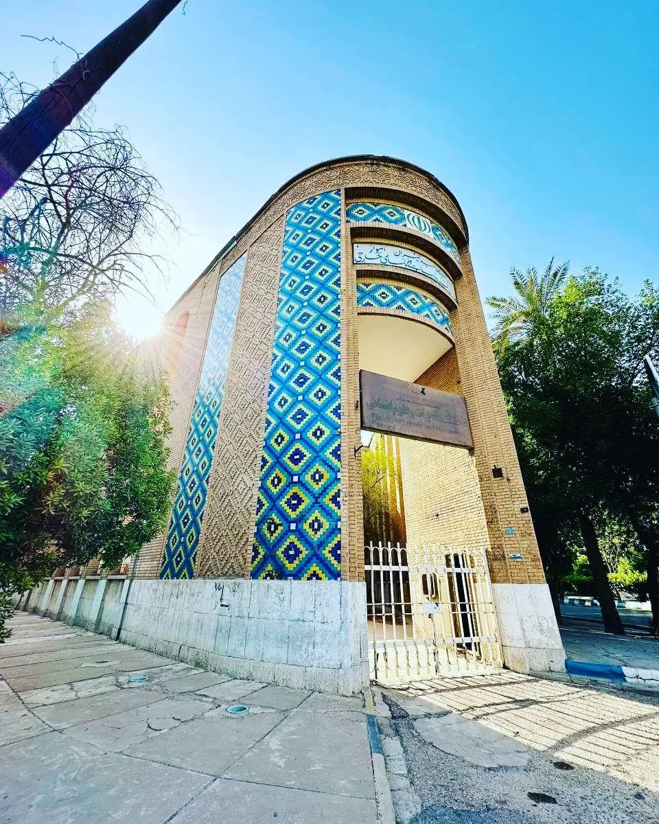 دانشکده ادبیات و زبان های خارجه (دانشگاه سه گوش) - تصویر 4