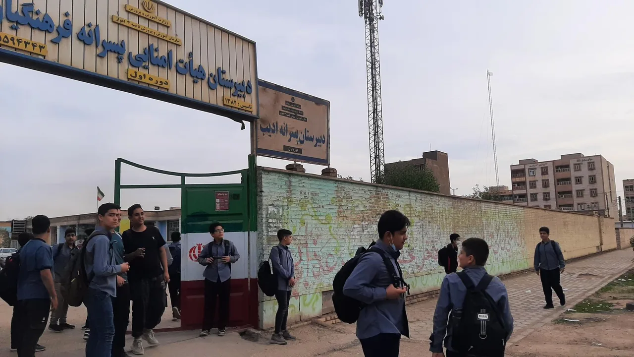 دبیرستان پسرانه فرهنگیان ناحیه 3 اهواز - تصویر 4