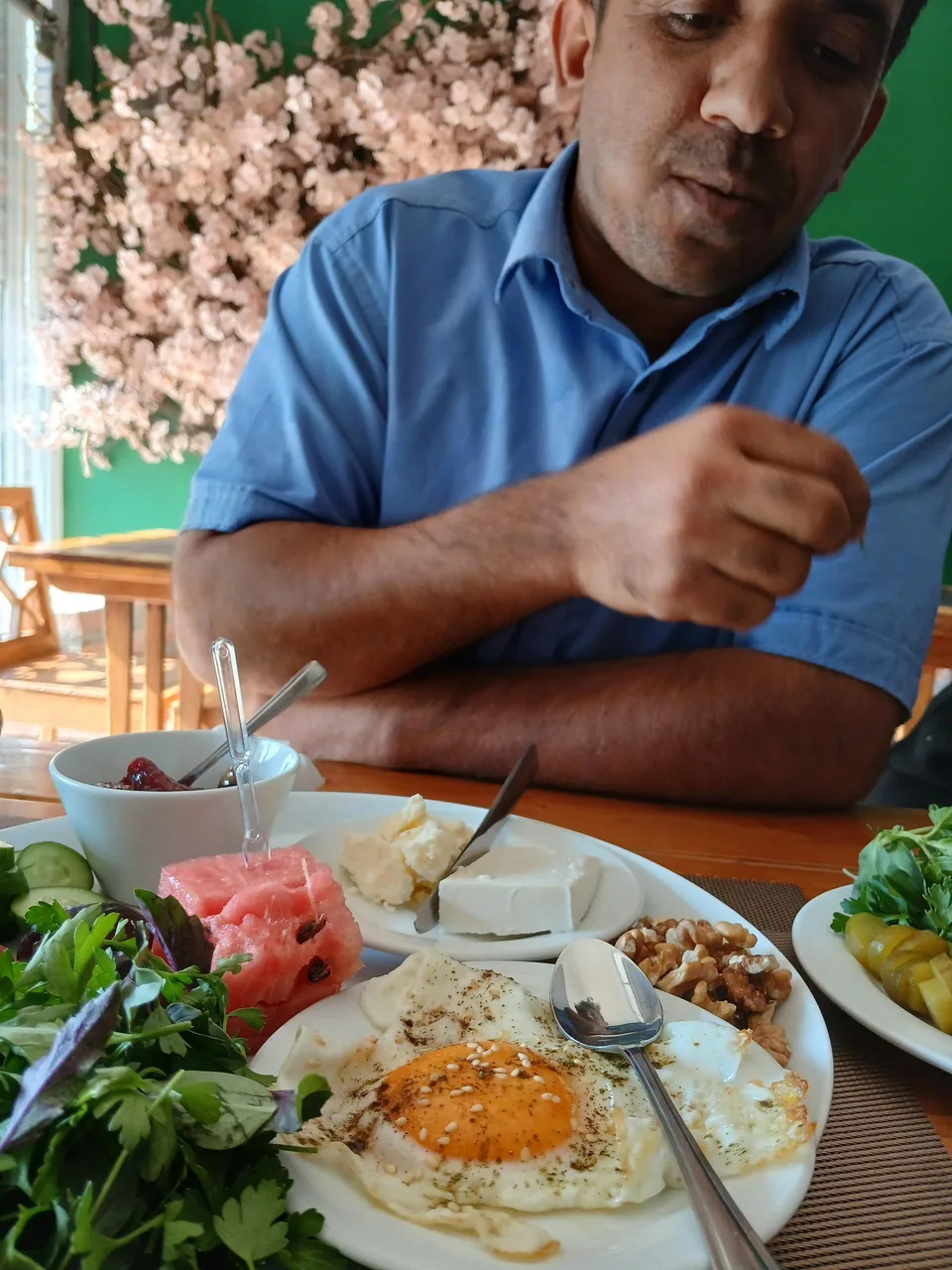 کافه صبحانه عصرانه چنار - تصویر 2