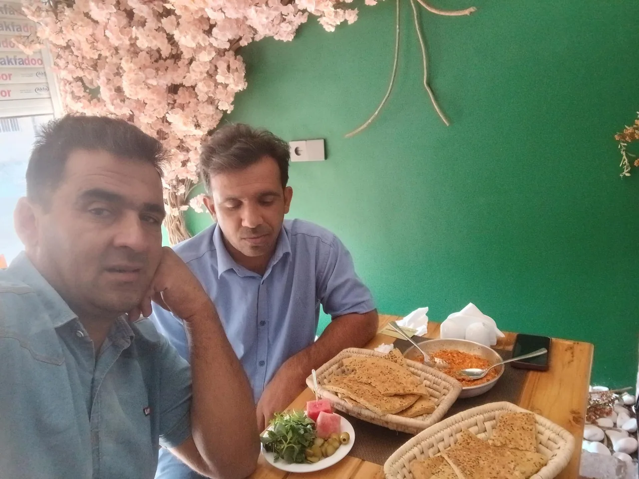 کافه صبحانه عصرانه چنار - تصویر 4