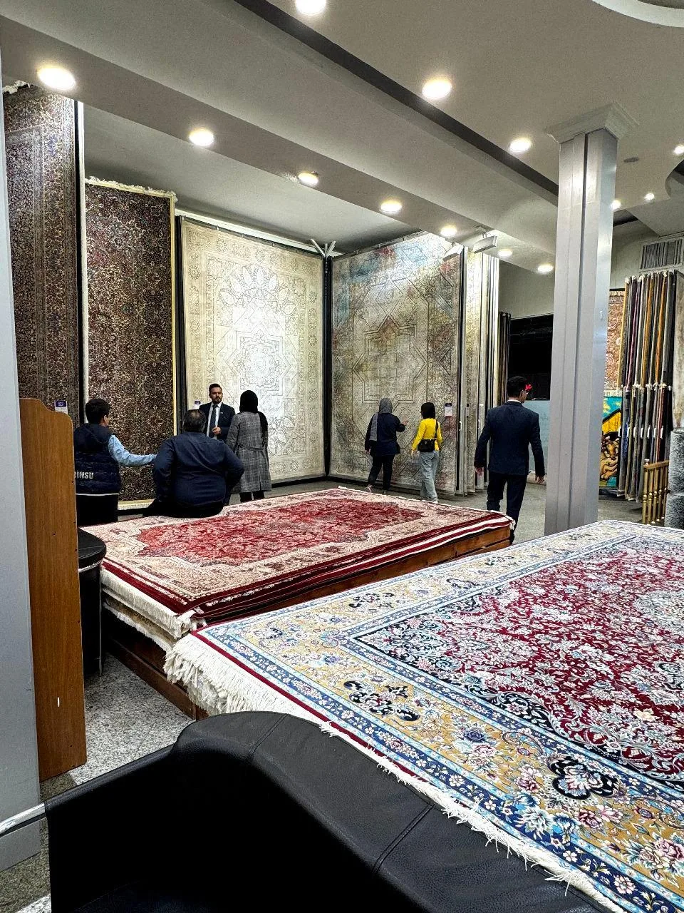 فروشگاه فرش الماس کویر شعبه اقبال 8 - فرش و موکت در کرمان - تصویر 2