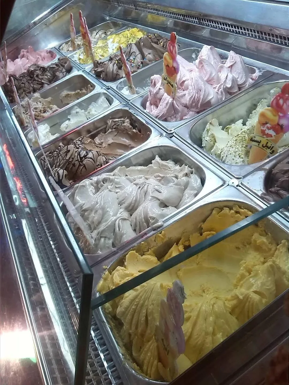 آبمیوه و بستنی توت فرنگی