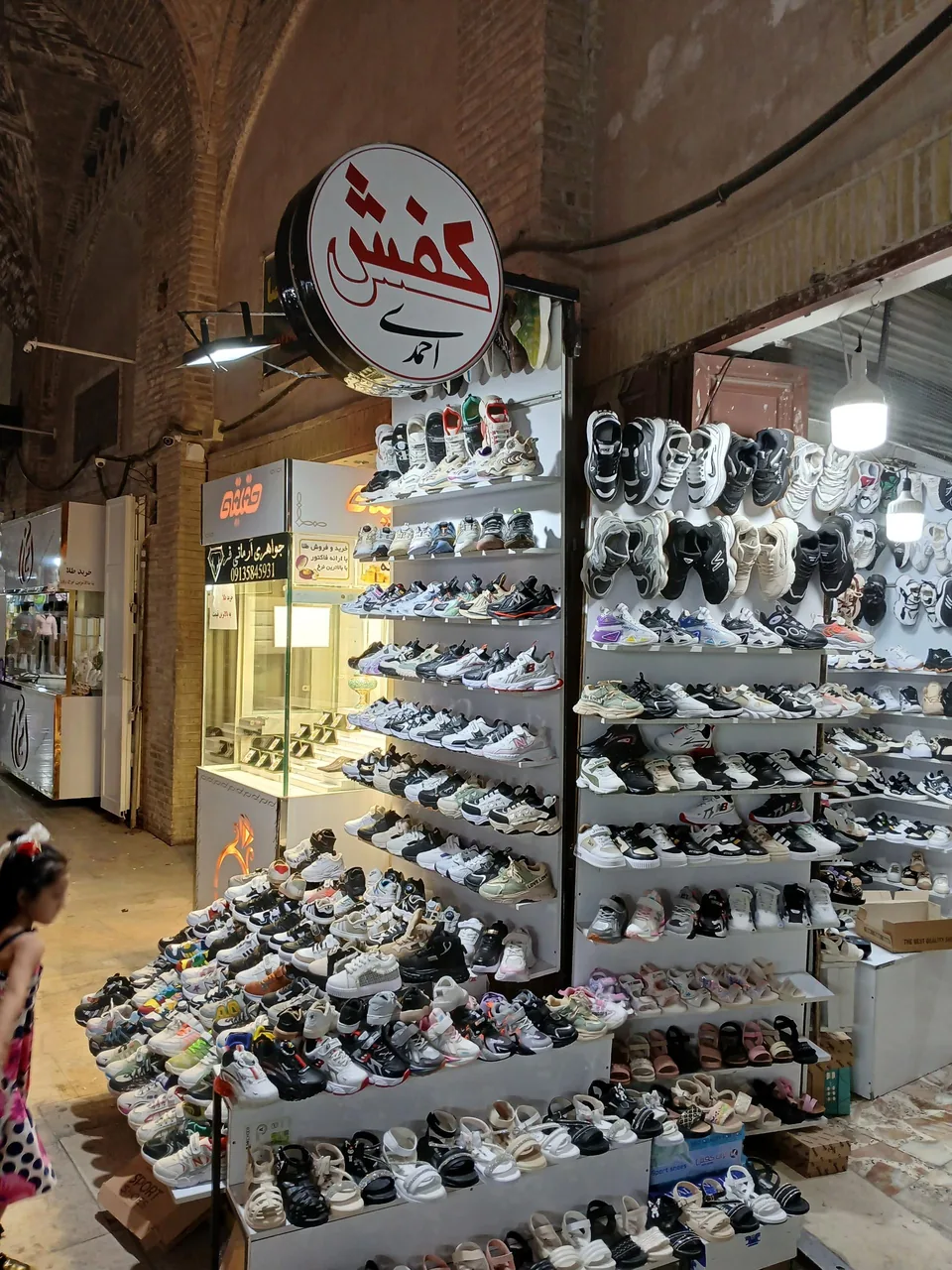 کفش میکائیل احمدی