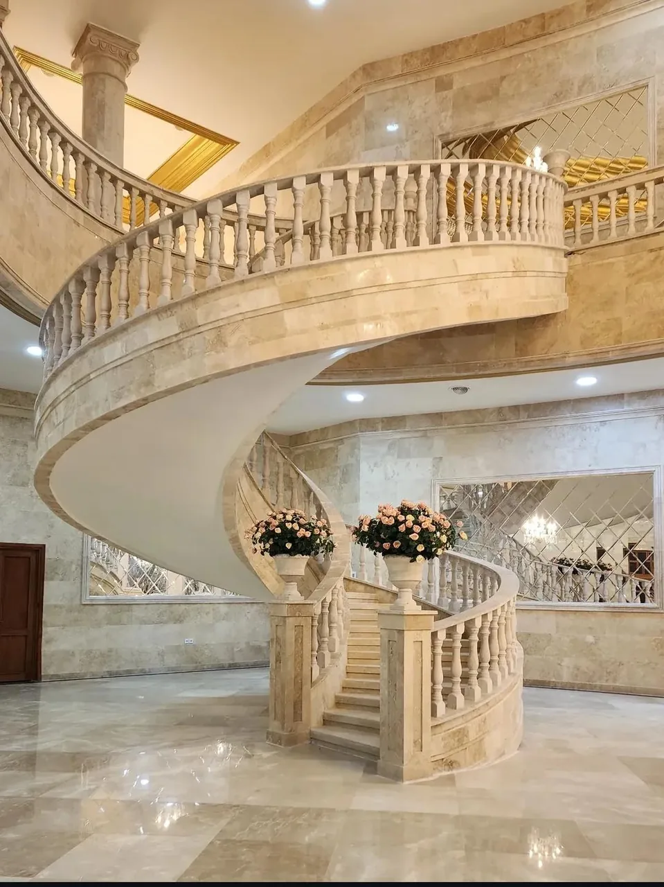 عمارت مجلل داریوش - تصویر 2