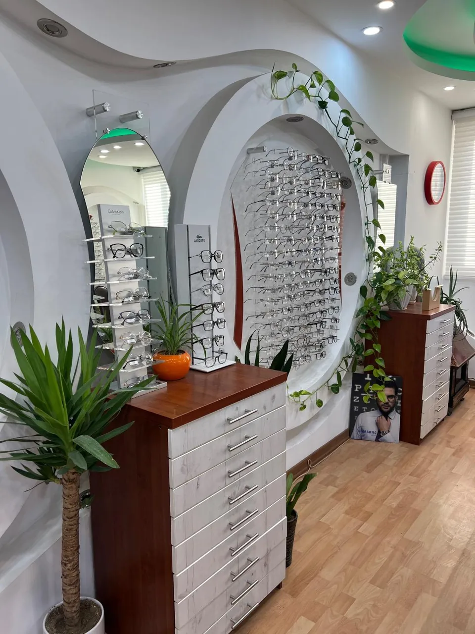 اپتومتریست نسیبه نادری - تصویر 3