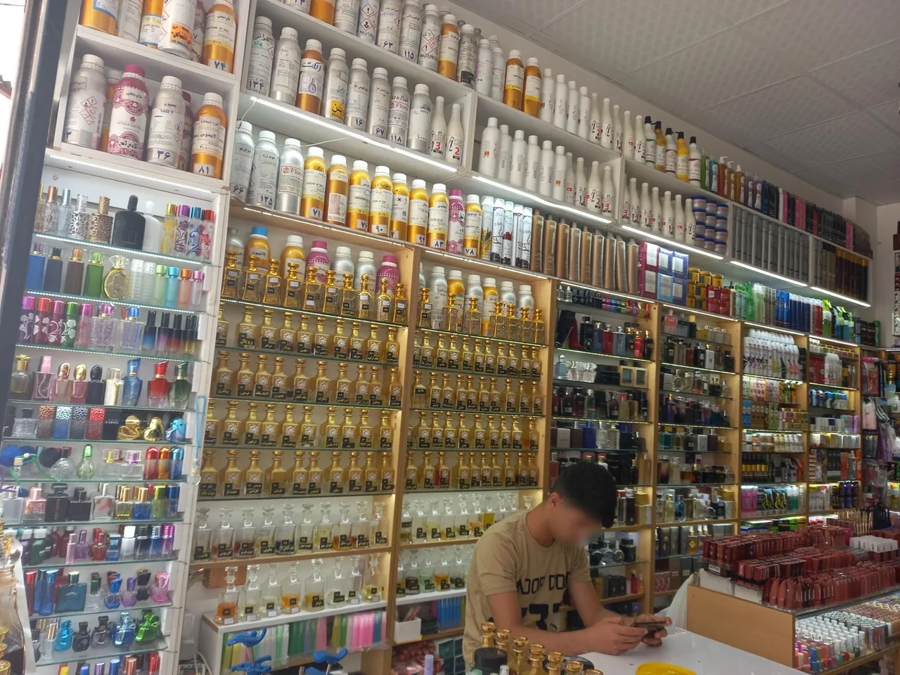 فروشگاه عطر و آرایشی برند - تصویر 4