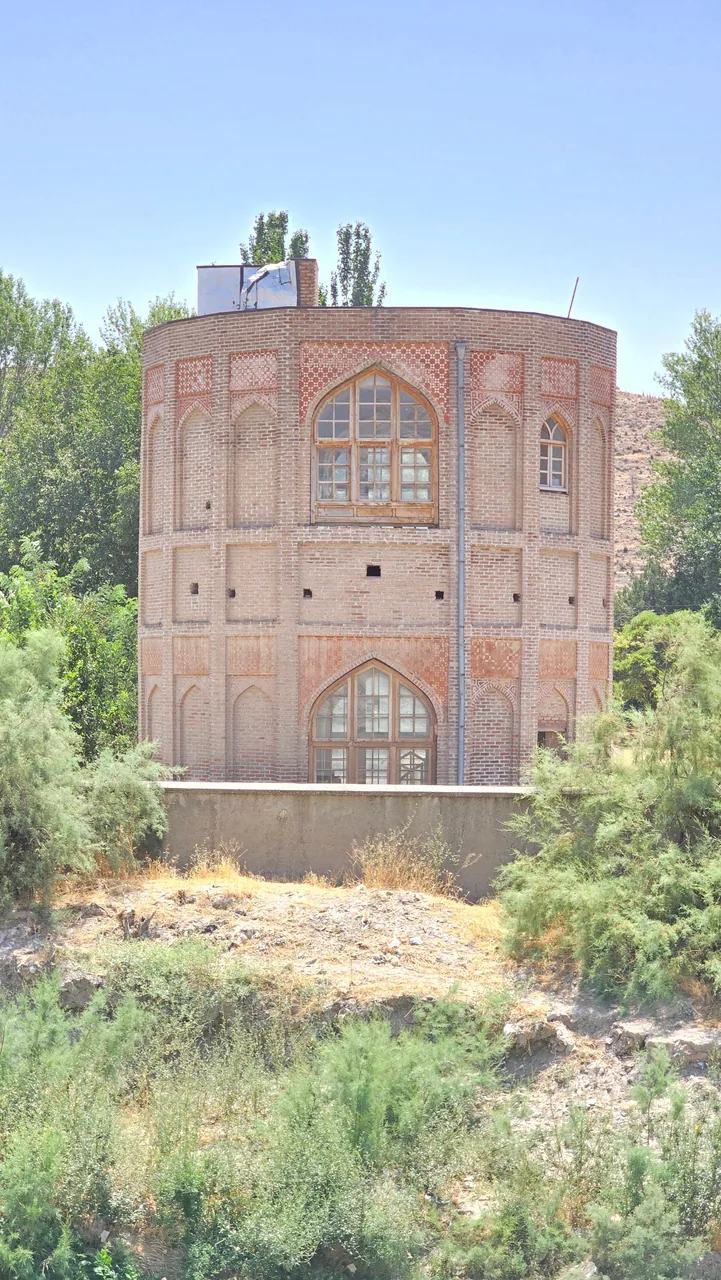 برج خلعت‌پوشان - تصویر 2