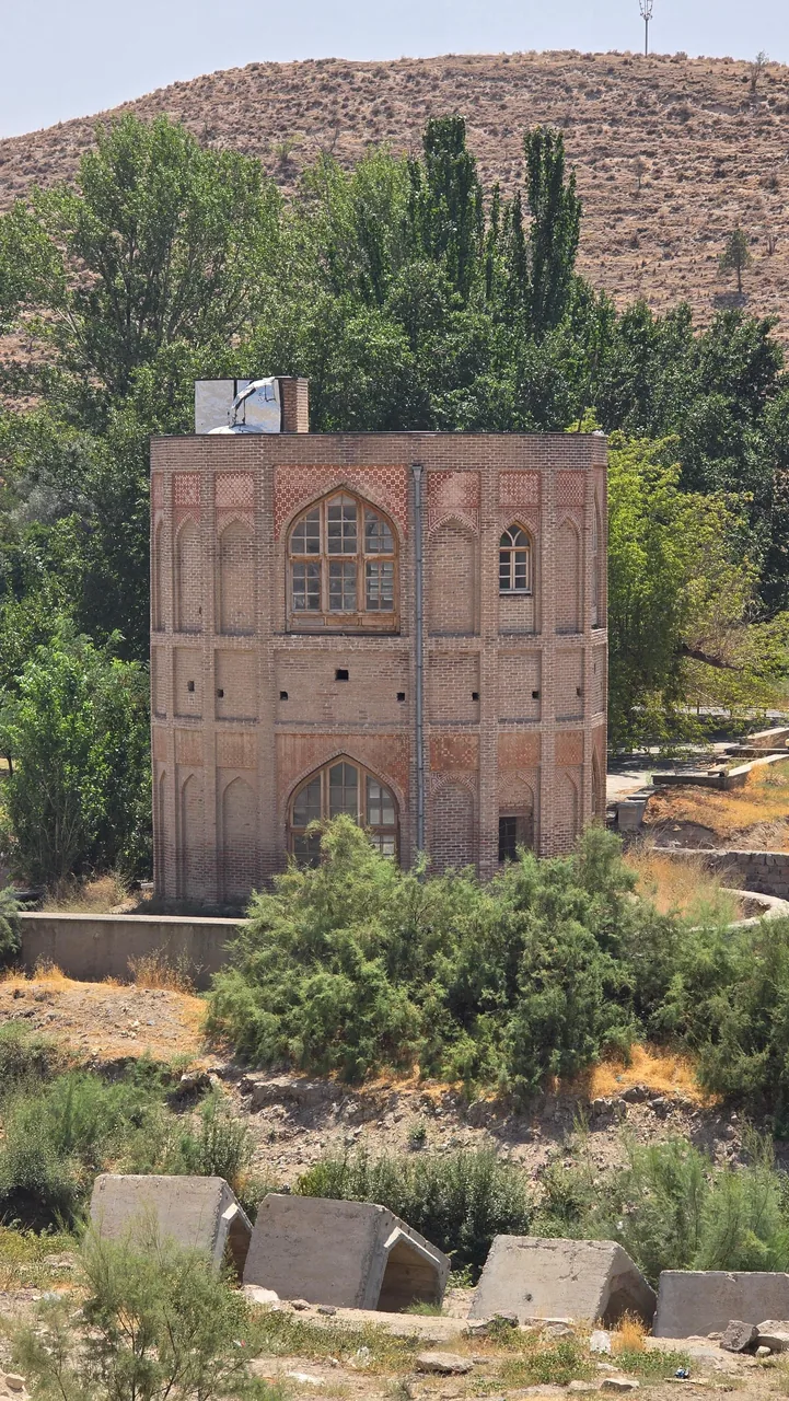 برج خلعت‌پوشان - تصویر 3